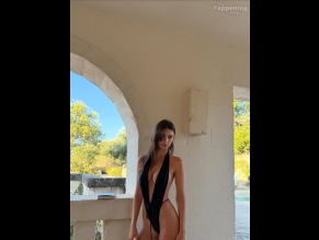Emily Ratajkowski Sexy Photos Showing Off Her Smoking Hot Bikini Body