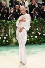 Doja CatSexy in Doja Cat Stuns In Sexy Outfit At The 2024 Met Gala