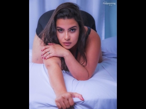 Thullany desnuda Foto