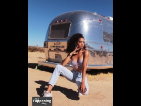  alt="Samantha Logan Sexy in Samantha Logan Sexy And Sizzling Photos Collection"