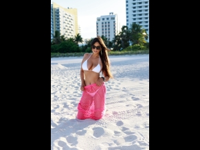  alt="Claudia Romani Sexy in Claudia Romani Sexy Shows Off Her Juicy Ass And Tits In A Sizzling Thong Bikini On South Beach In Florida"