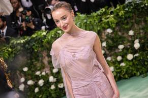 Phoebe DynevorSexy in Phoebe Dynevor The 2024 Met Gala, New York