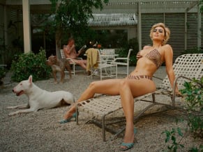 KIMKARDASHIANSEXYPOSESHERCHISELEDABSANDBANGINGASSETSINAPHOTOSHOOTFORROBERTOCAVALLIXSKIMS - NUDE STORY