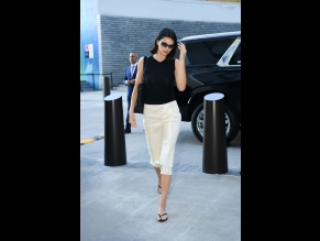 Kendall Jenner Sexy And Braless Seen Flashing Her Hot Tits In Manhattan