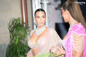 KIMKARDASHIANSEXYWITHKHLOEKARDASHIANFLAUNTSHERHOTCLEAVAGEATANANTAMBANISLAVISHWEDDINGINMUMBAI - NUDE STORY