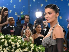 KYLIEJENNERSEXYSHOWSOFFHERBUSTYCLEAVAGEATMETGALAINNEWYORKCITY - NUDE STORY