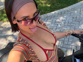 Julz Goddard Sexy Flaunts Her Banging Bikini Body At Miami Beach