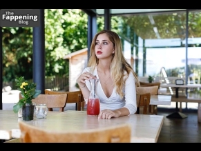 Sarah Buchholzer Sexy And Beautiful Photos Collection