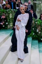 Doja CatSexy in Doja Cat Stuns In Sexy Outfit At The 2024 Met Gala