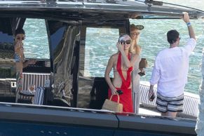  alt="Brooks Nader Sexy in Brooks Nader Sexy Spotted Wearing A Spicy Red Sultry Dress At "la Conca Del Sogno" Restaurant In Nerano"