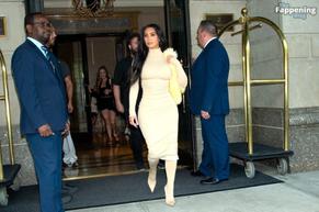 KIMKARDASHIANSEXYFLAUNTSHERSTUNNINGFIGUREINNEWYORKCITY - NUDE STORY