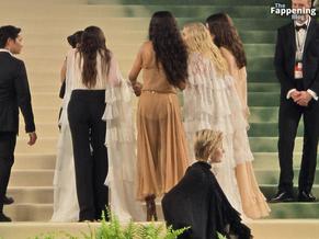 Zoe SaldanaSexy in Zoe Saldana Stuns In Sexy Dress At The Met Gala In Nyc