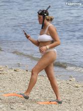 Charlotte CrosbySexy in Charlotte Crosby's Sexy Snorkelling Adventure In Cairns