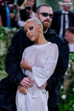 Doja CatSexy in Doja Cat Stuns In Sexy Outfit At The 2024 Met Gala