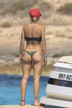 Rita Ora Sexy Spotted With Taika Waititi Showing Off Her Amazing Bikini Body At Ibiza Beach In Spain