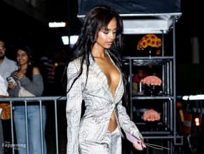 TYLASEXYANDBRALESSSEENSHOWINGOFFHERSLENDERFIGUREANDHOTCLEAVAGEINNEWYORKCITY - NUDE STORY