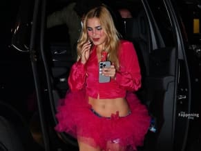 ADDISONRAESEXYSEENFLAUNTINGHERHOTLEGSINASULTRYPINKTUTUASSHEATTENDSATELECTRICLADYSTUDIOSINNYC - NUDE STORY