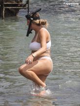 Charlotte CrosbySexy in Charlotte Crosby's Sexy Snorkelling Adventure In Cairns