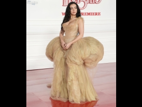 Charli XCX Sexy Shows Off Her Hot Cleavage At The 