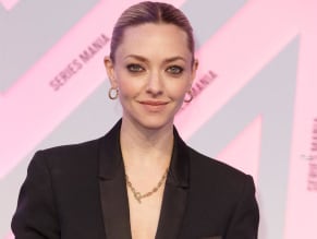 AMANDASEYFRIEDSEXYSHOWSOFFHERSLENDERLEGSATTHESERIESMANIAFESTIVALINLILLE - NUDE STORY