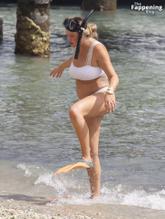 Charlotte CrosbySexy in Charlotte Crosby's Sexy Snorkelling Adventure In Cairns