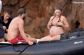 Margot RobbieSexy in Margot Robbie Sexy Seen With Tom Ackerley Flaunting Her Hot Baby Bump And Bikini Body On Palmarola Island