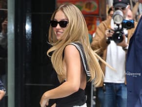 SYDNEYSWEENEYSEXYSEENSHOWINGOFFHERSTUNNINGLEGSINMIDTOWNMANHATTAN - NUDE STORY