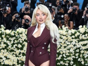 SABRINACARPENTERSEXYSHOWSOFFHERSULTRYLEGSANDCLEAVAGEATMETGALAINNEWYORKCITY - NUDE STORY