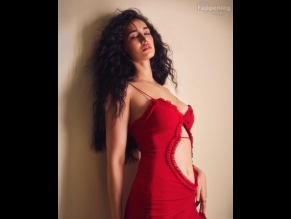 Disha Patani Sexy Photoshoot Posing Her Gorgeous Figure And Hot Cleavage
