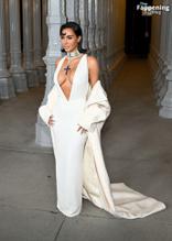 KIMKARDASHIANSEXYSHOWSOFFHERBUSTYCLEAVAGEANDFIGUREATLACMAARTANDFILMGALAINLOSANGELES - NUDE STORY