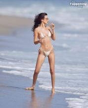 BELLAHADIDSEXYSPOTTEDSHOWINGOFFHERSIZZLINGBIKINIBODYATABEACHINMALIBU - NUDE STORY