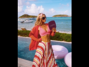 Paris Hilton Sexy Shows Off Her Hot Abs And Tits In A Sensual Pink Top