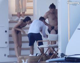 VITTORIACERETTISEXYSEENWITHLEONARDODICAPRIOSHOWINGOFFHERHOTBIKINIBODYONAYACHTINSARDINIA - NUDE STORY