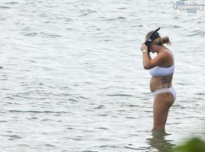 Charlotte CrosbySexy in Charlotte Crosby's Sexy Snorkelling Adventure In Cairns