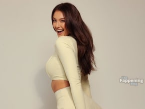 RACHELPIZZOLATOSEXYPHOTOSSHOWINGOFFHERSULTRYFIGUREANDLEGS - NUDE STORY