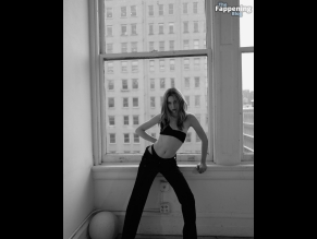 Eve Jobs Sexy And Topless Photos Collection