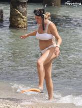 Charlotte CrosbySexy in Charlotte Crosby's Sexy Snorkelling Adventure In Cairns