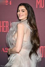  alt="Anne Hathaway Sexy in Anne Hathaway Hot And Sexy Photos Collection"