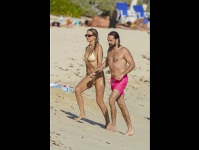  alt="Heidi Klum Sexy in Heidi Klum Sexy Seen With Tom Kaulitz Flaunting Her Sizzling Bikini Body At The Gouverneur Beach In St. Barths"