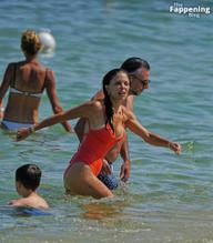 BETHENNYFRANKELSEXYSPOTTEDFLAUNTINGHERSULTRYFIGUREINAHOTSWIMSUITATSAINTTROPEZBEACH - NUDE STORY