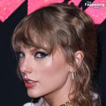 Taylor SwiftSexy in Taylor Swift Sizzles In Sexy Gown At Mtv Video Music Awards