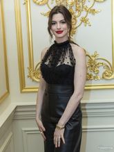  alt="Anne Hathaway Sexy in Anne Hathaway Hot And Sexy Photos Collection"