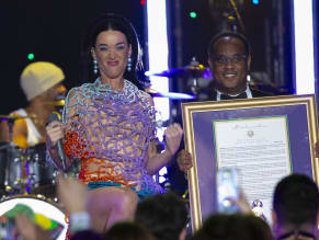  alt="Katy Perry Sexy in Katy Perry Sexy Rocks The Stage As She Performs At Mardi Gras Extravaganza In New Orleans"