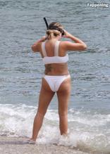 Charlotte CrosbySexy in Charlotte Crosby's Sexy Snorkelling Adventure In Cairns