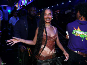 TYLASEXYSHOWSOFFHERSIZZLINGFIGUREATTHEKIDSCHOICEAWARDSINSANTAMONICA - NUDE STORY