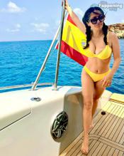 SALMAHAYEKSEXYPHOTOSSHOWINGOFFHERALLURINGBIKINIINAHOTYELLOWBIKINIONBOAT - NUDE STORY