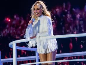 Sabrina Carpenter Sexy Shows Off Her Hot Legs And Hips During Her Performance At Lollapalooza Music Festival In Chicago