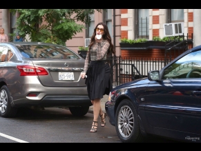 Anne Hathaway Sexy Seen Flaunting Her Hot Legs While Filming 