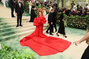 ShakiraSexy in Shakira Stuns In Sexy Red Dress At 2024 Met Gala In Nyc