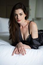  alt="Anne Hathaway Sexy in Anne Hathaway Hot And Sexy Photos Collection"